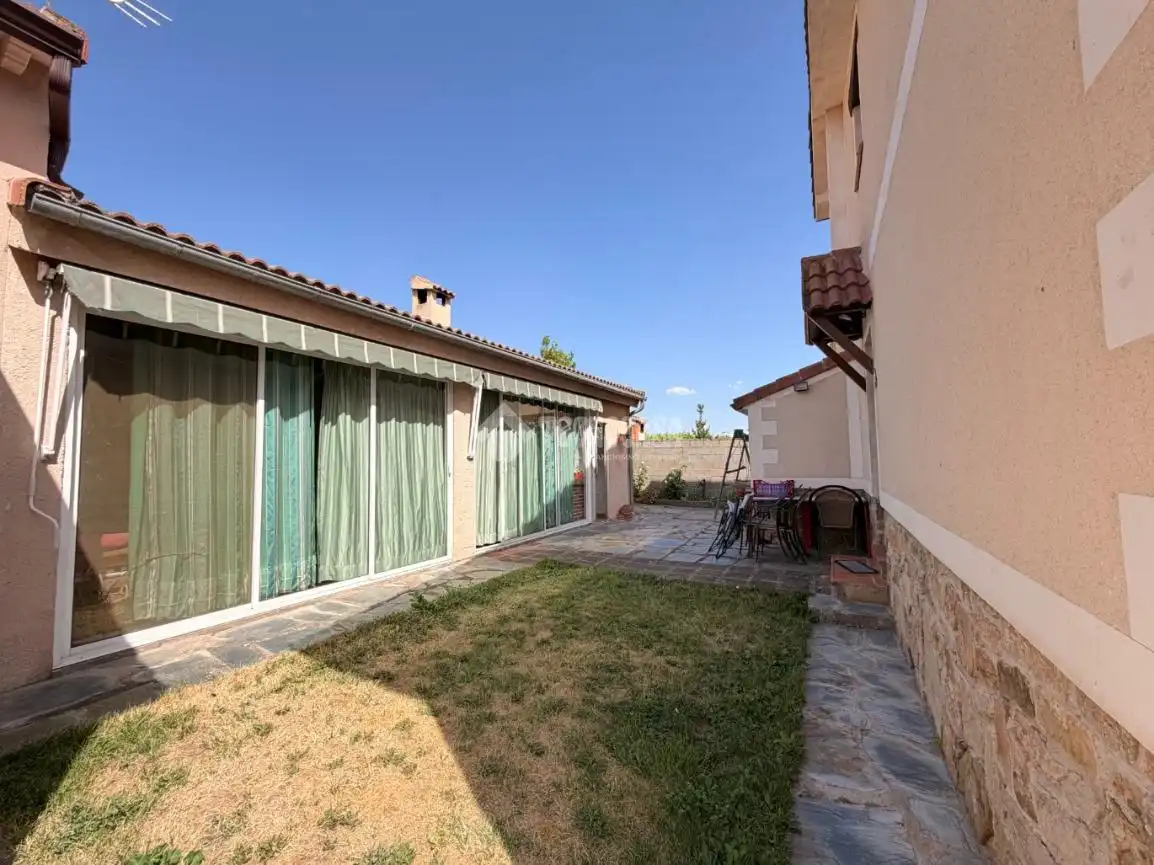 Jardín de Casa adosada en venta en Segovia con Calefacción