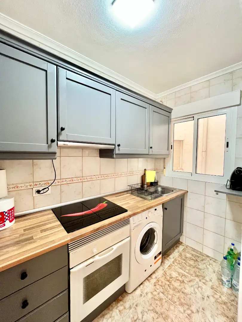 Küche von Wohnung zum Verkauf in Torrevieja mit Klimaanlage, Heizung und Terrasse