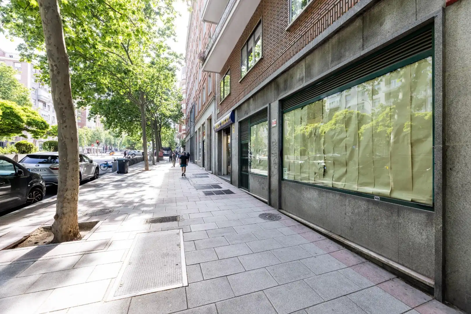 Vista exterior de Local en venda en Madrid amb Aire condicionat