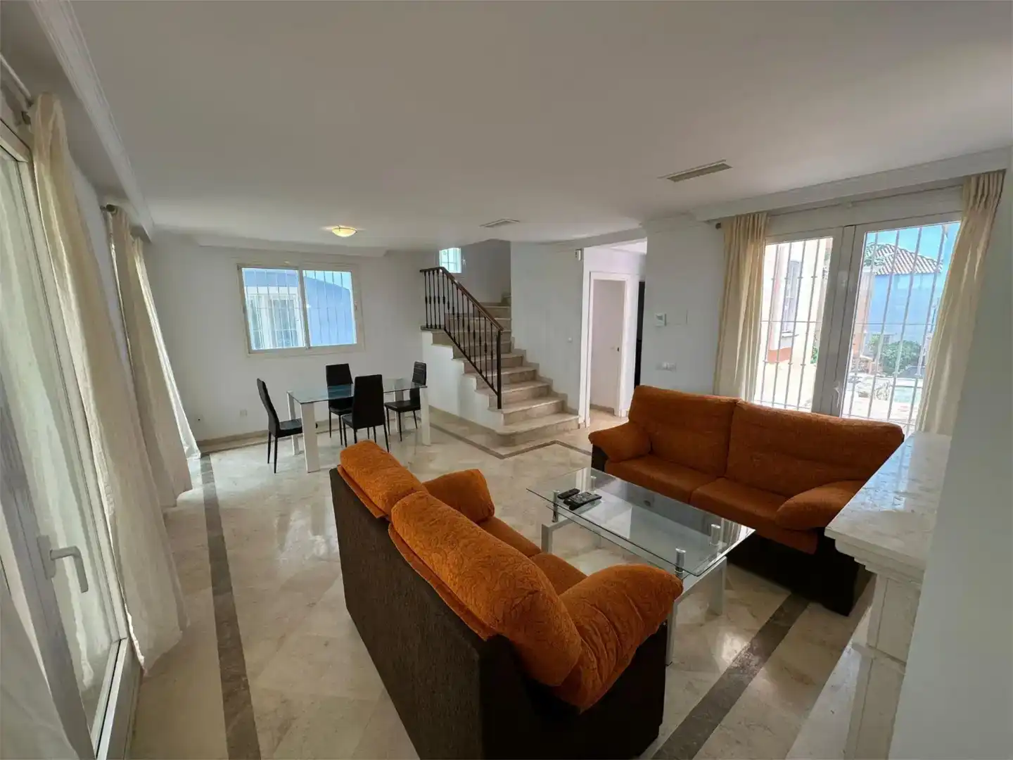 Sala d'estar de Casa adosada de lloguer en Marbella amb Aire condicionat, Piscina i Balcó