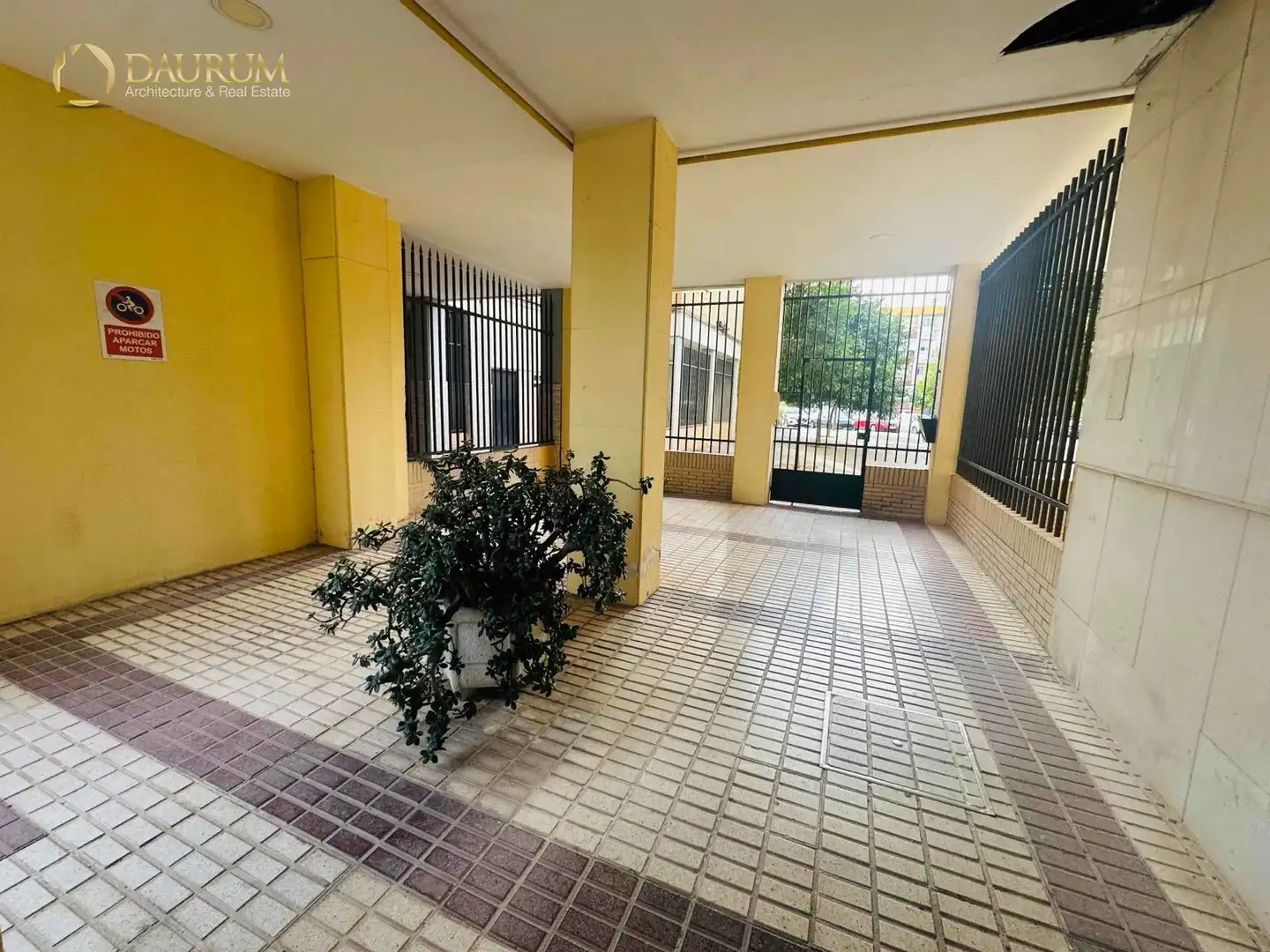 Parking de Piso en venta en Sevilla con Aire acondicionado y Terraza