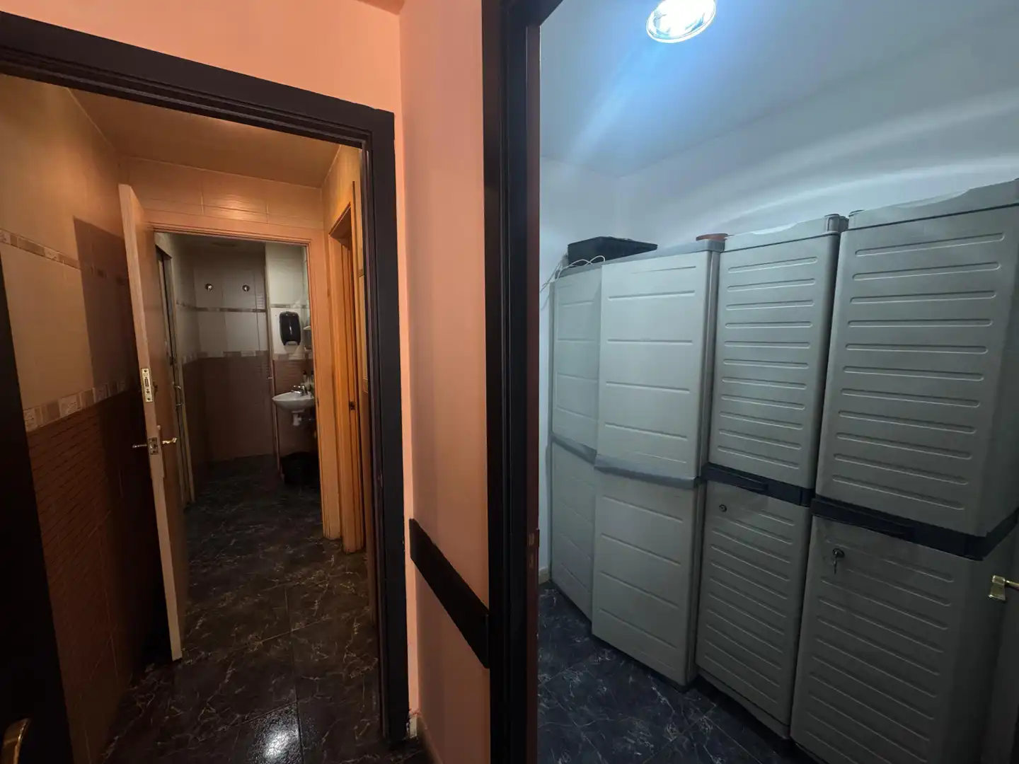 Baño de Local de alquiler en Vilanova i la Geltrú con Aire acondicionado, Calefacción y Amueblado