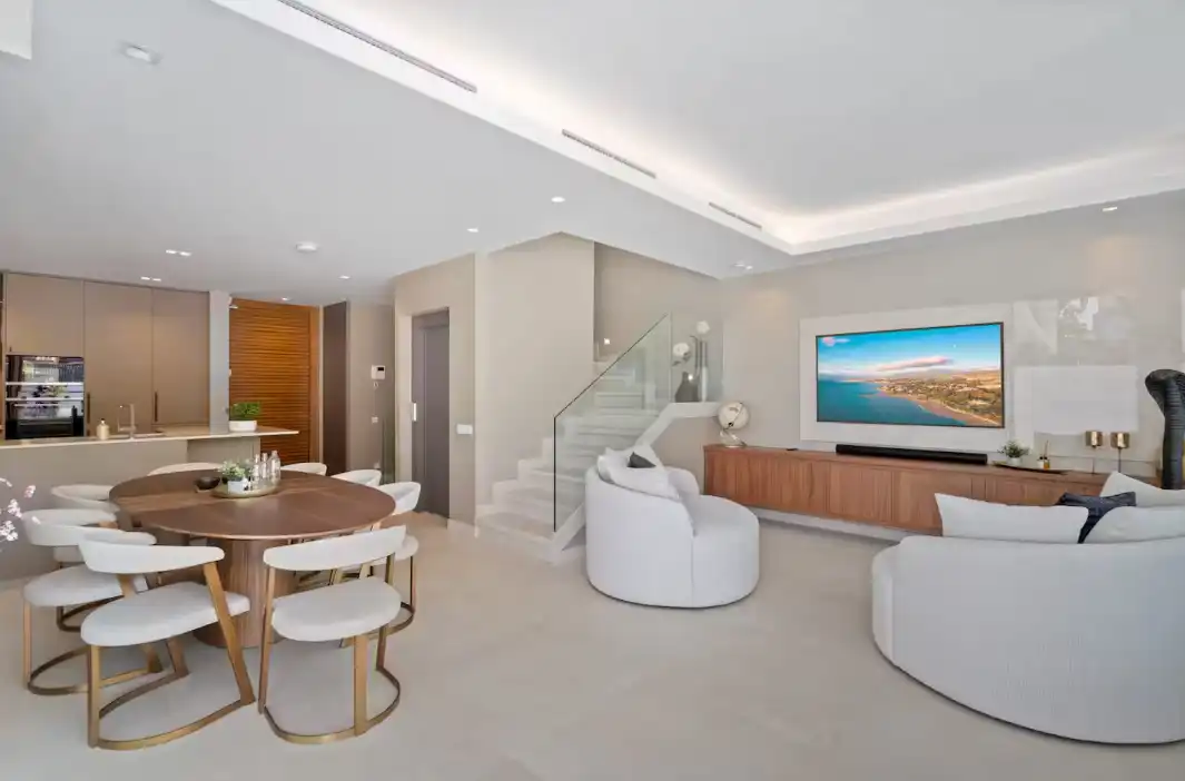 Sala d'estar de Casa adosada de lloguer en Marbella amb Aire condicionat, Calefacció i Jardí privat