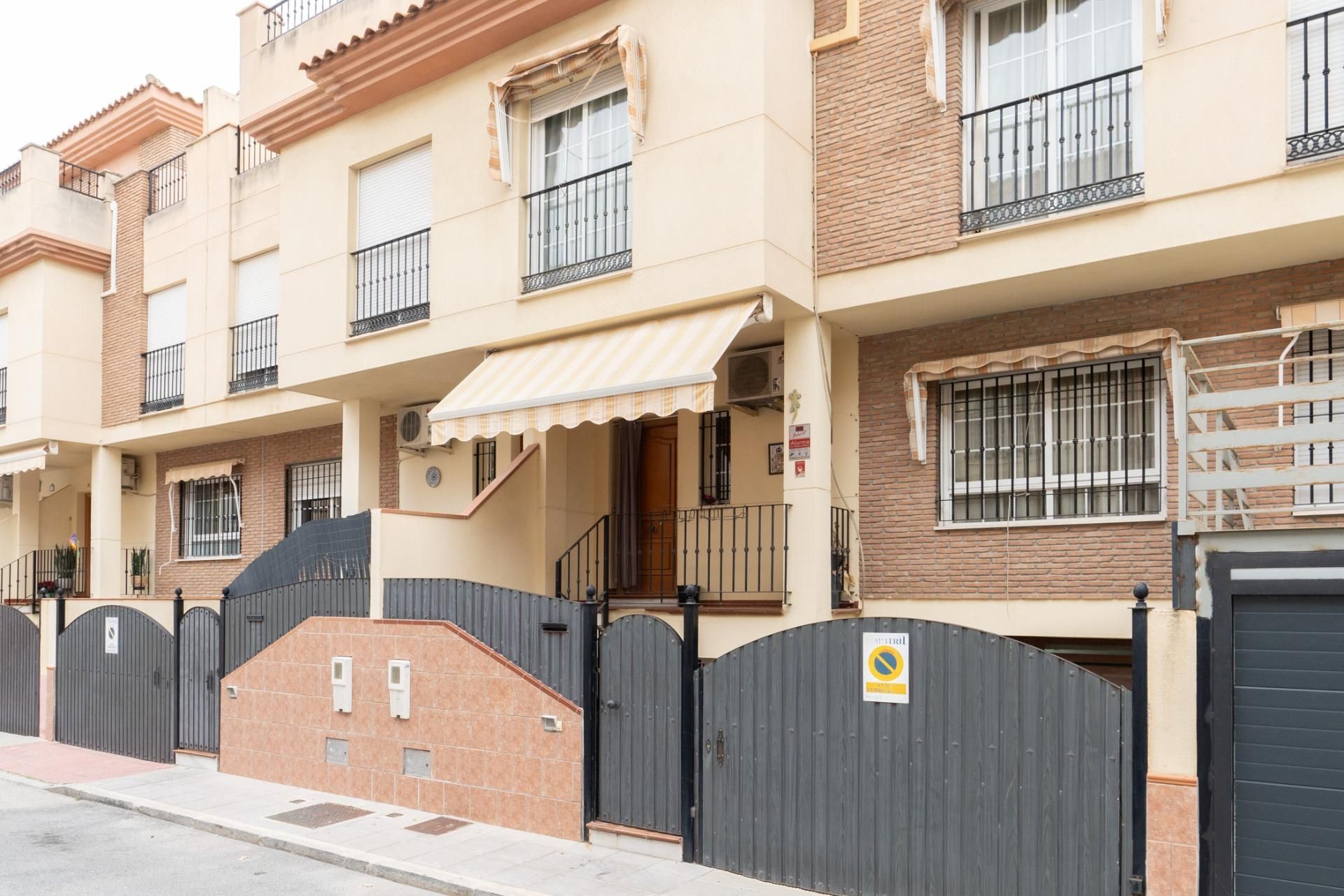 Vista exterior de Casa o xalet en venda en Motril amb Terrassa i Traster