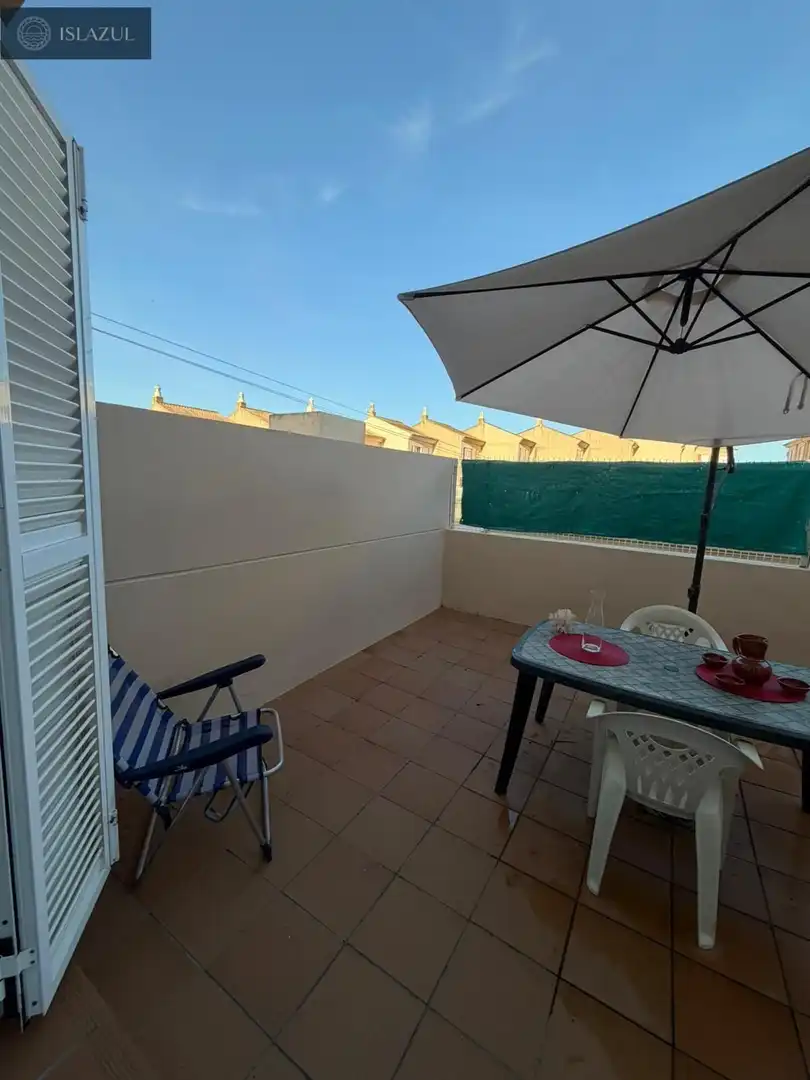 Terrassa de Casa adosada en venda en Isla Cristina amb Jardí privat, Terrassa i Moblat