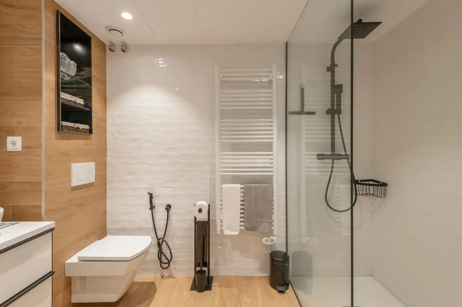 Bathroom of Flat for rent in Girona  with Air Conditioner, Heating and Furnished