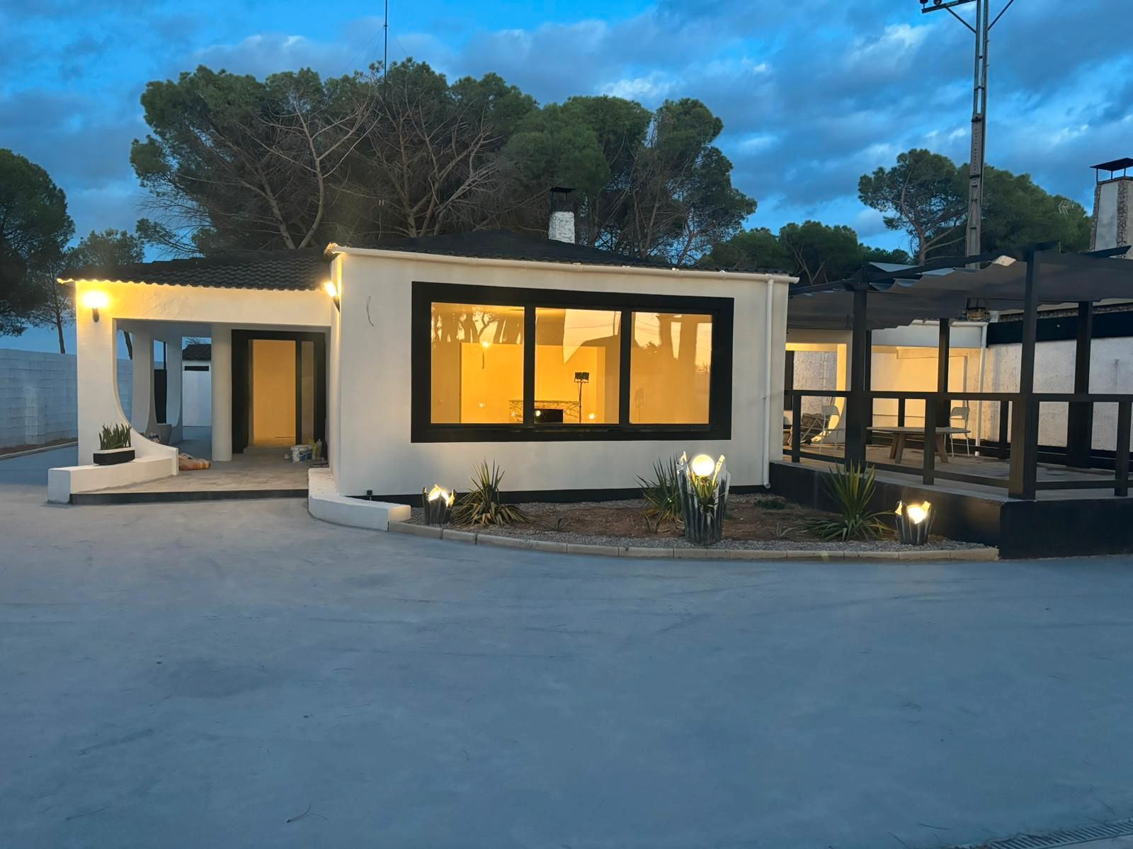 Vista exterior de Casa o xalet en venda en El Provencio   amb Aire condicionat, Calefacció i Jardí privat