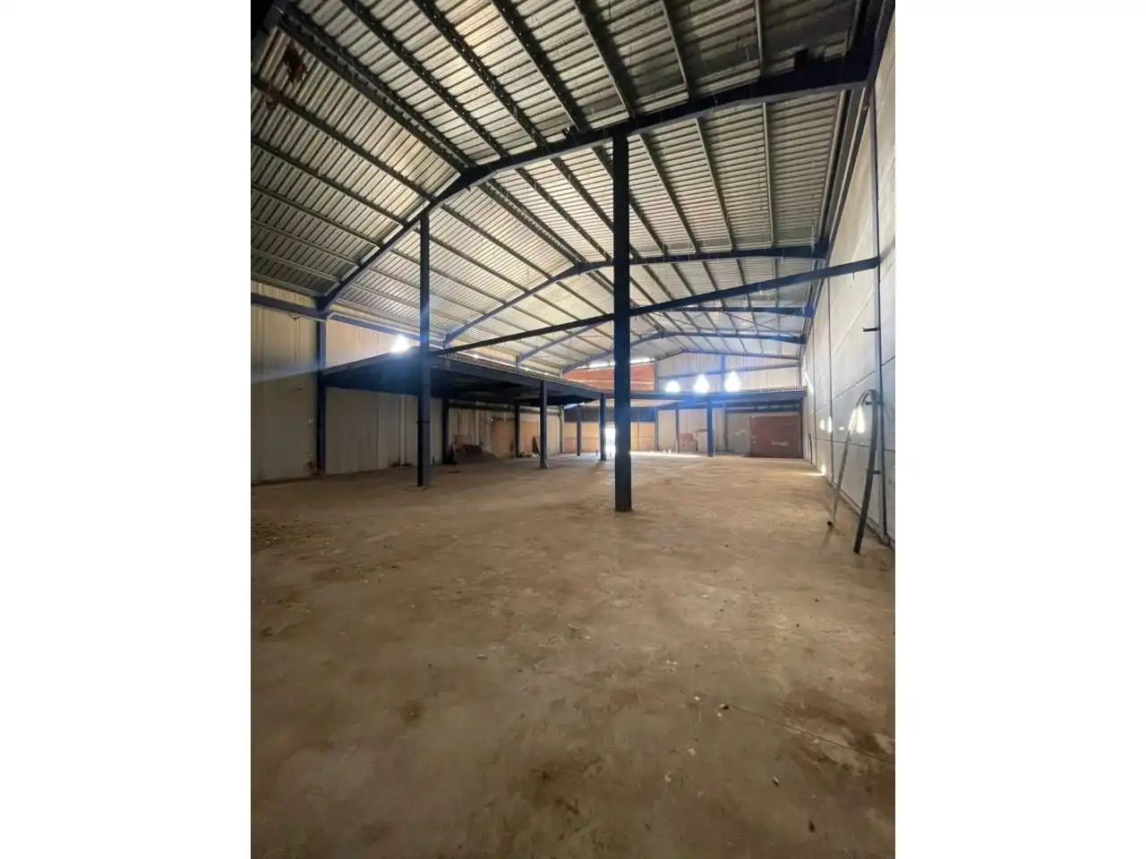 Vista exterior de Nave industrial de alquiler en Alzira