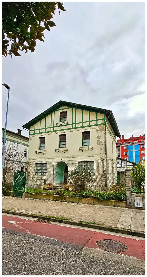 Vista exterior de Casa o xalet en venda en Lugo amb Jardí privat, Parquet i Traster