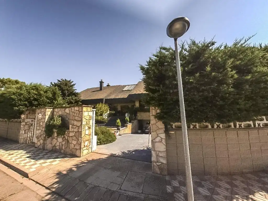 Xalet amb piscina en venda a Calle MAITENA (VENTA OLIVAR)