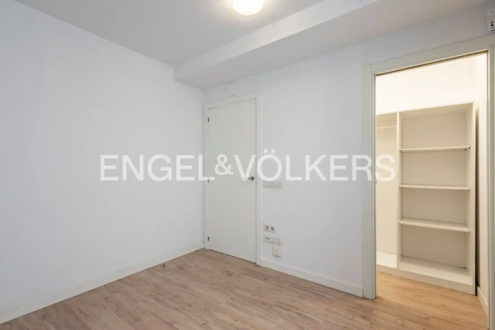 Piso en venta en Barcelona con Calefacción, Terraza y Balcón