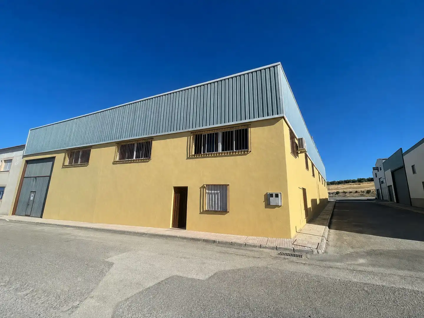 Außenansicht von Fabrikhallen zur Miete in Torredonjimeno