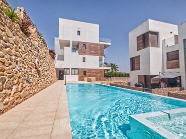 Penthouse with pool for sale in Orihuela Costa