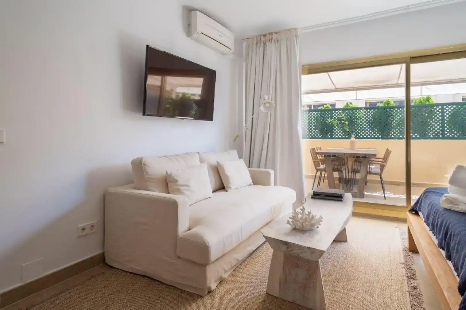 Living room of Flat for sale in Marbella  with Air Conditioner and Swimming Pool