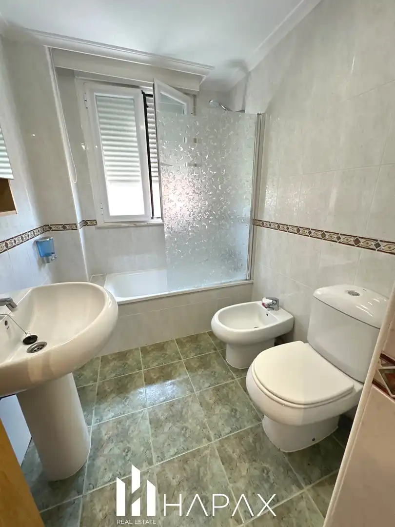 Badezimmer von Wohnung zum Verkauf in Salamanca mit Heizung, Privatgarten und Möbliert