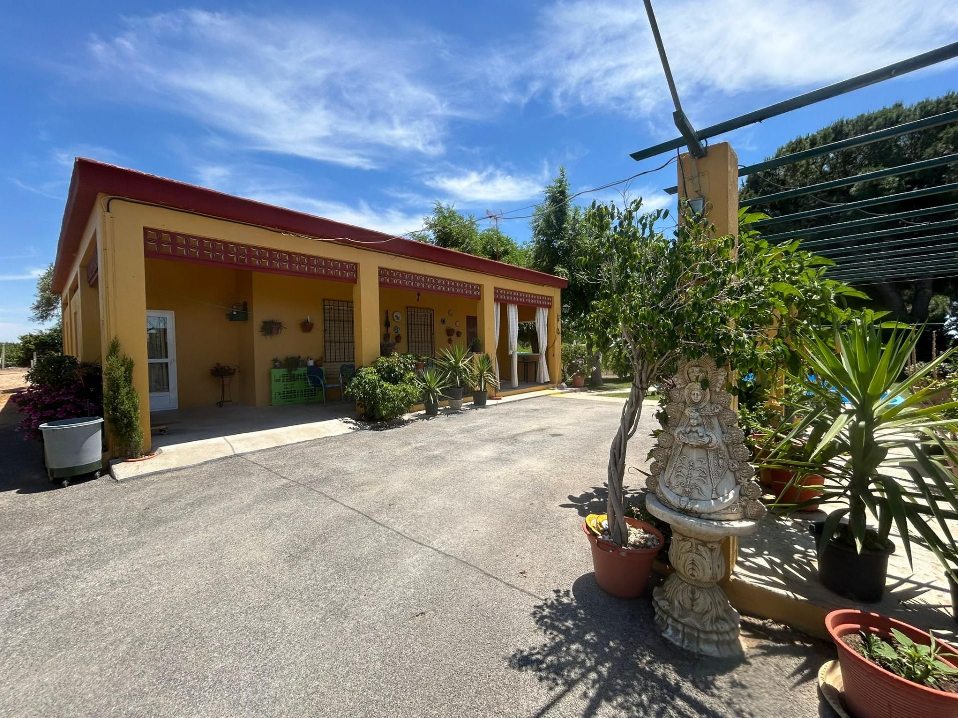 Vista exterior de Casa o xalet en venda en Utrera amb Jardí privat, Terrassa i Piscina