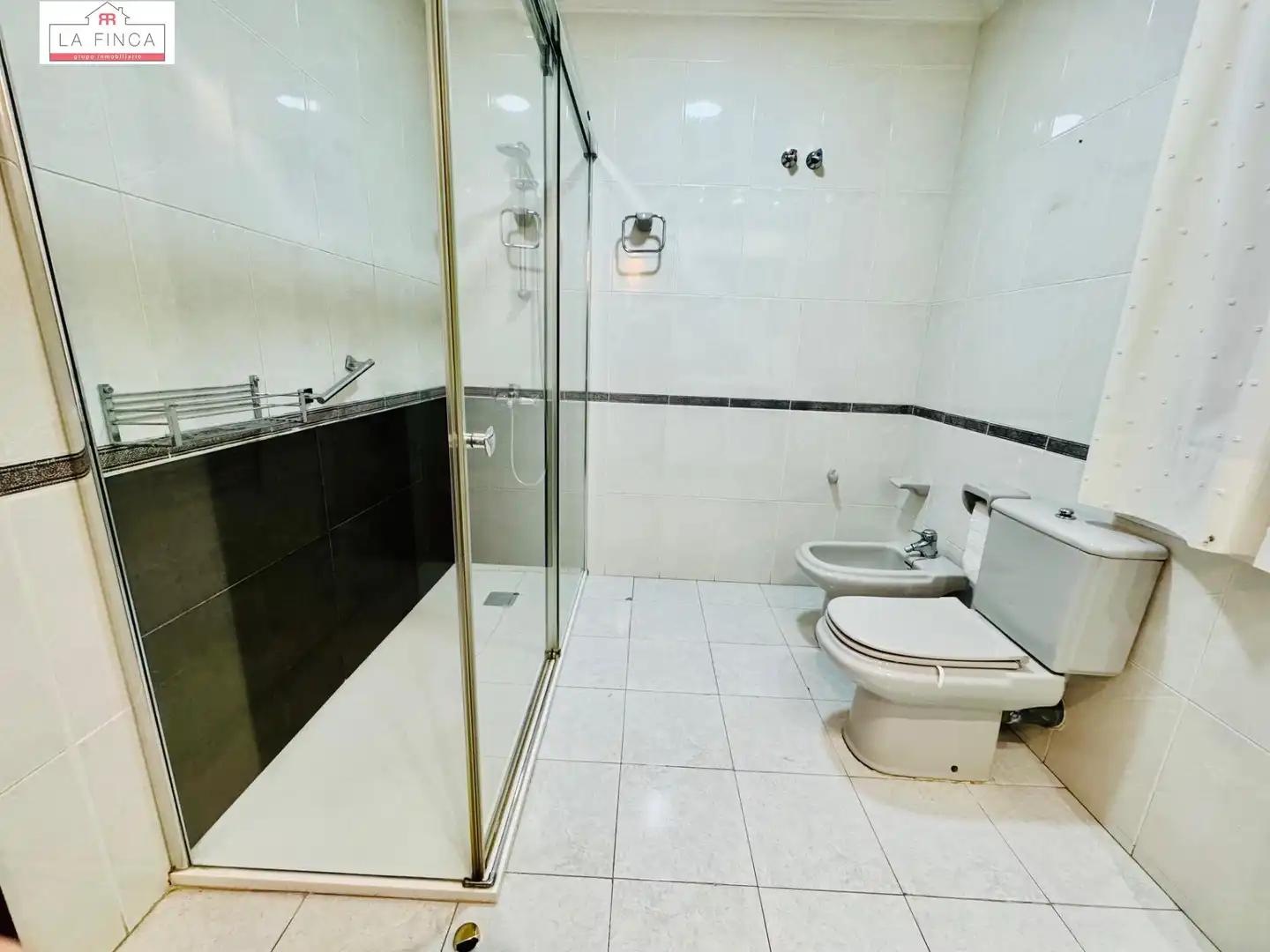 Bathroom of Flat for sale in Málaga  with Air Conditioner and Parquet flooring