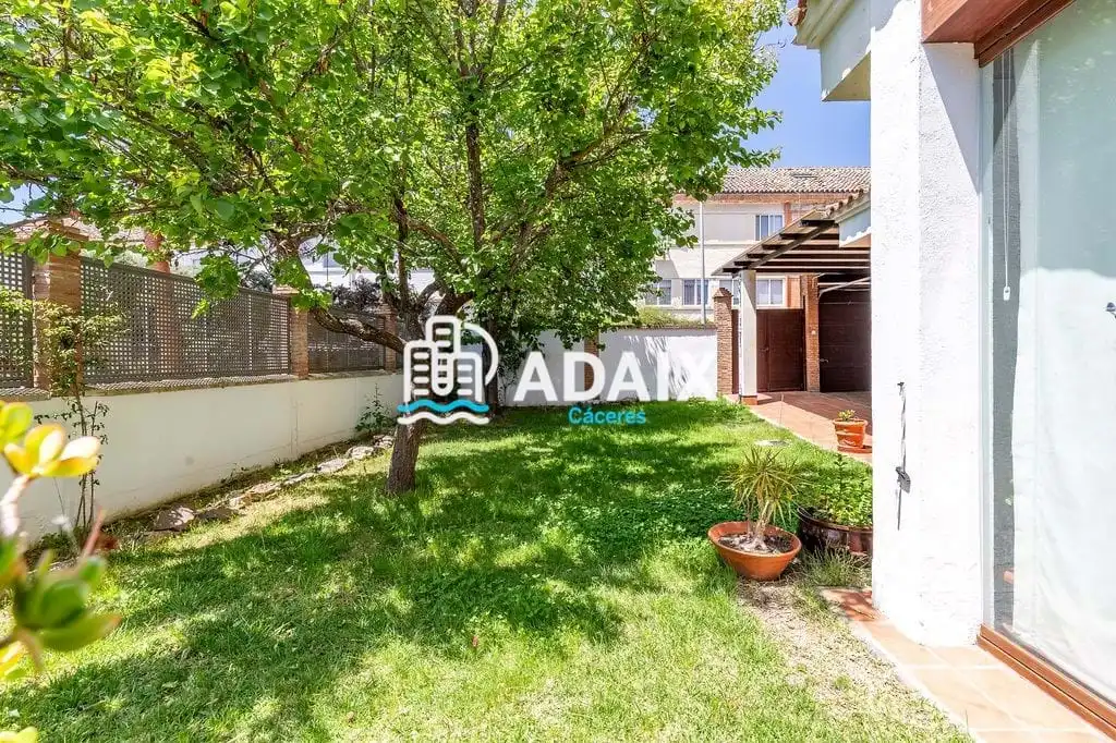 Jardí de Casa o xalet en venda en Cáceres amb Aire condicionat, Calefacció i Terrassa