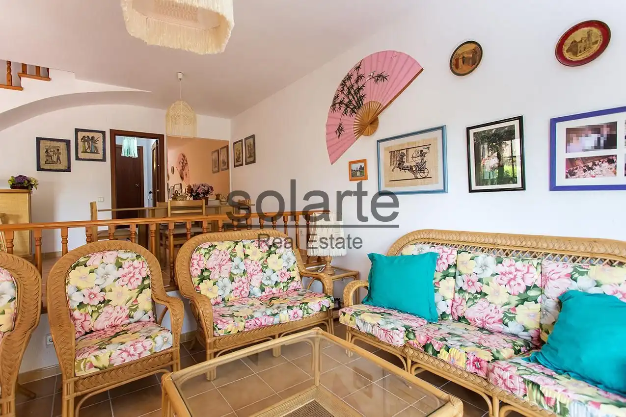 Sala d'estar de Casa o xalet en venda en Cunit amb Balcó i Piscina comunitària