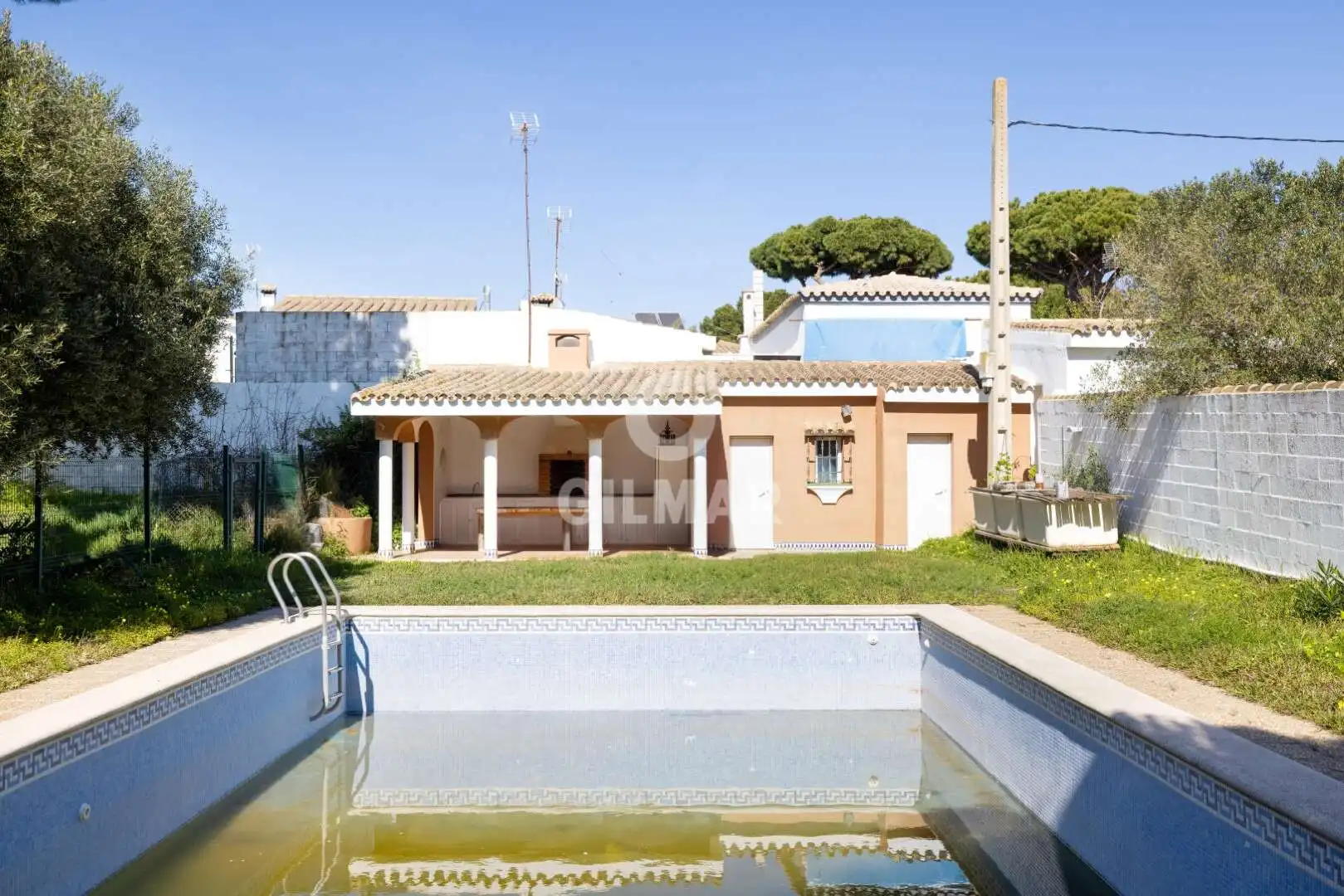 Vista exterior de Casa o xalet en venda en Chiclana de la Frontera amb Calefacció, Jardí privat i Piscina