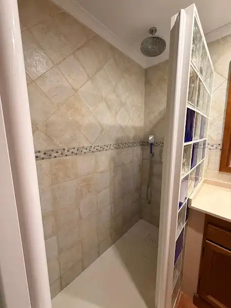 Bany de Pis en venda en Marbella amb Jardí privat, Terrassa i Piscina