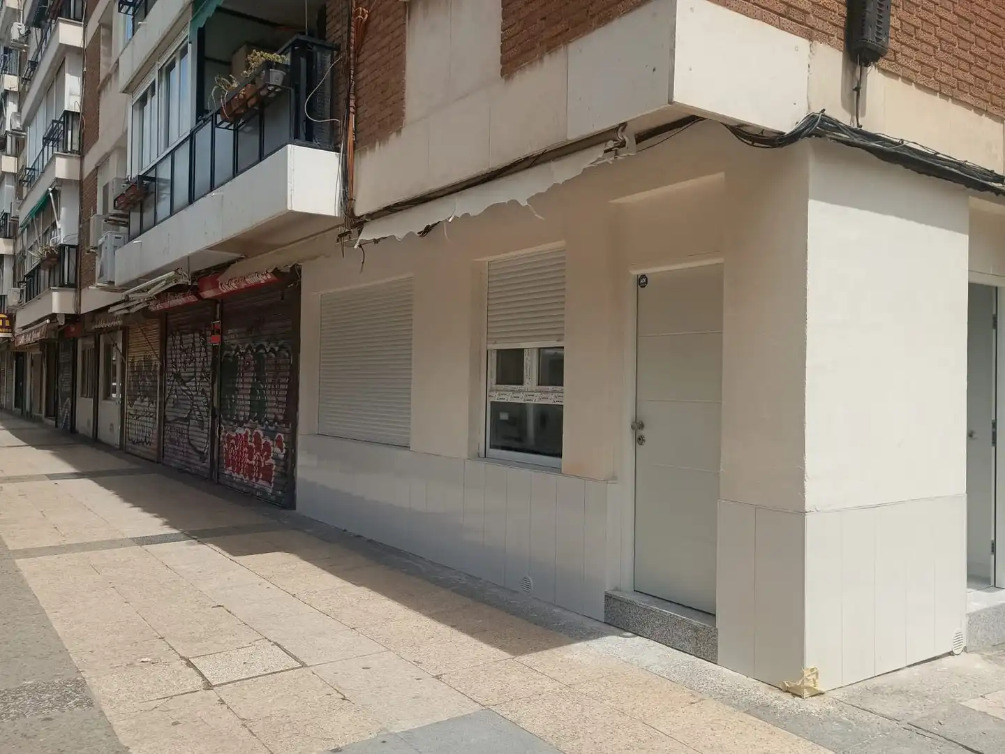 Vista exterior de Local en venda en Madrid amb Aire condicionat