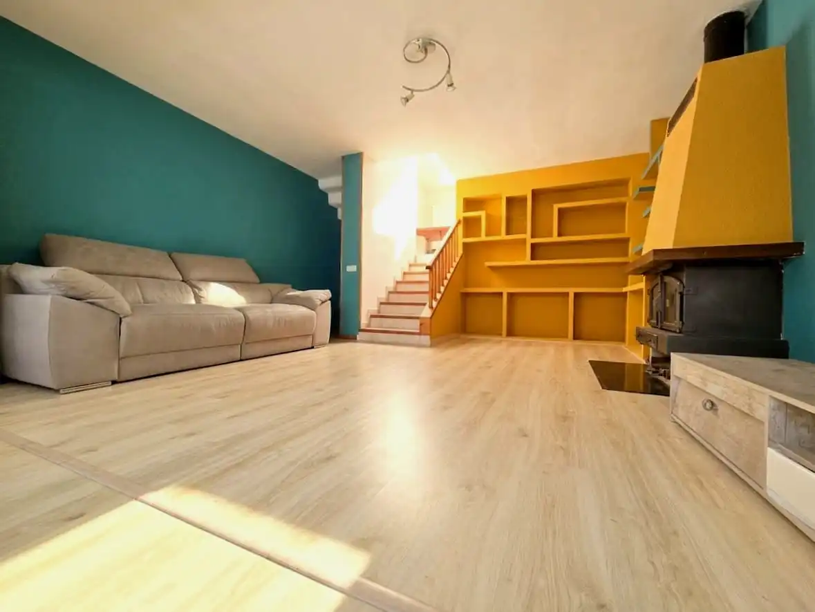 Wohnzimmer von Einfamilien-Reihenhaus zum Verkauf in Palau-solità i Plegamans mit Klimaanlage, Heizung und Privatgarten