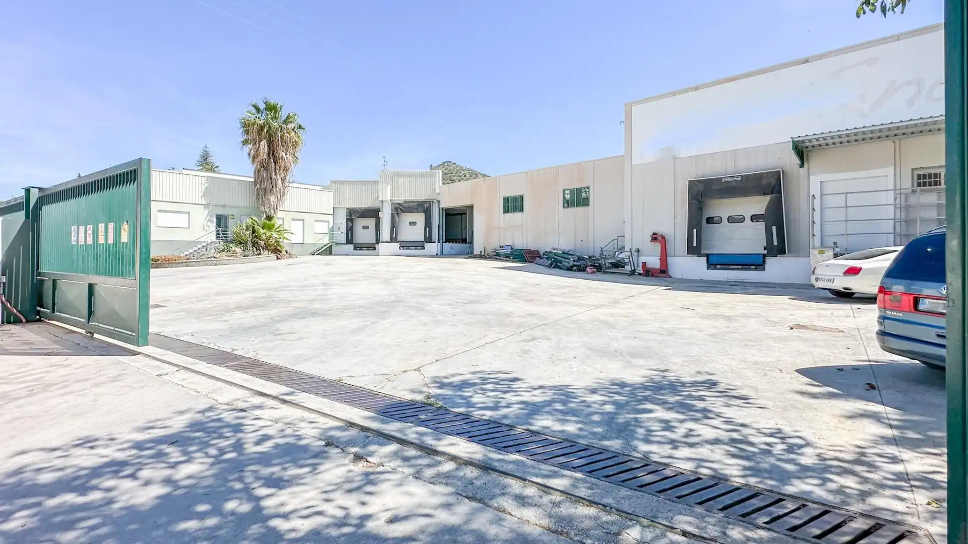 Vista exterior de Nave industrial en venta en Málaga