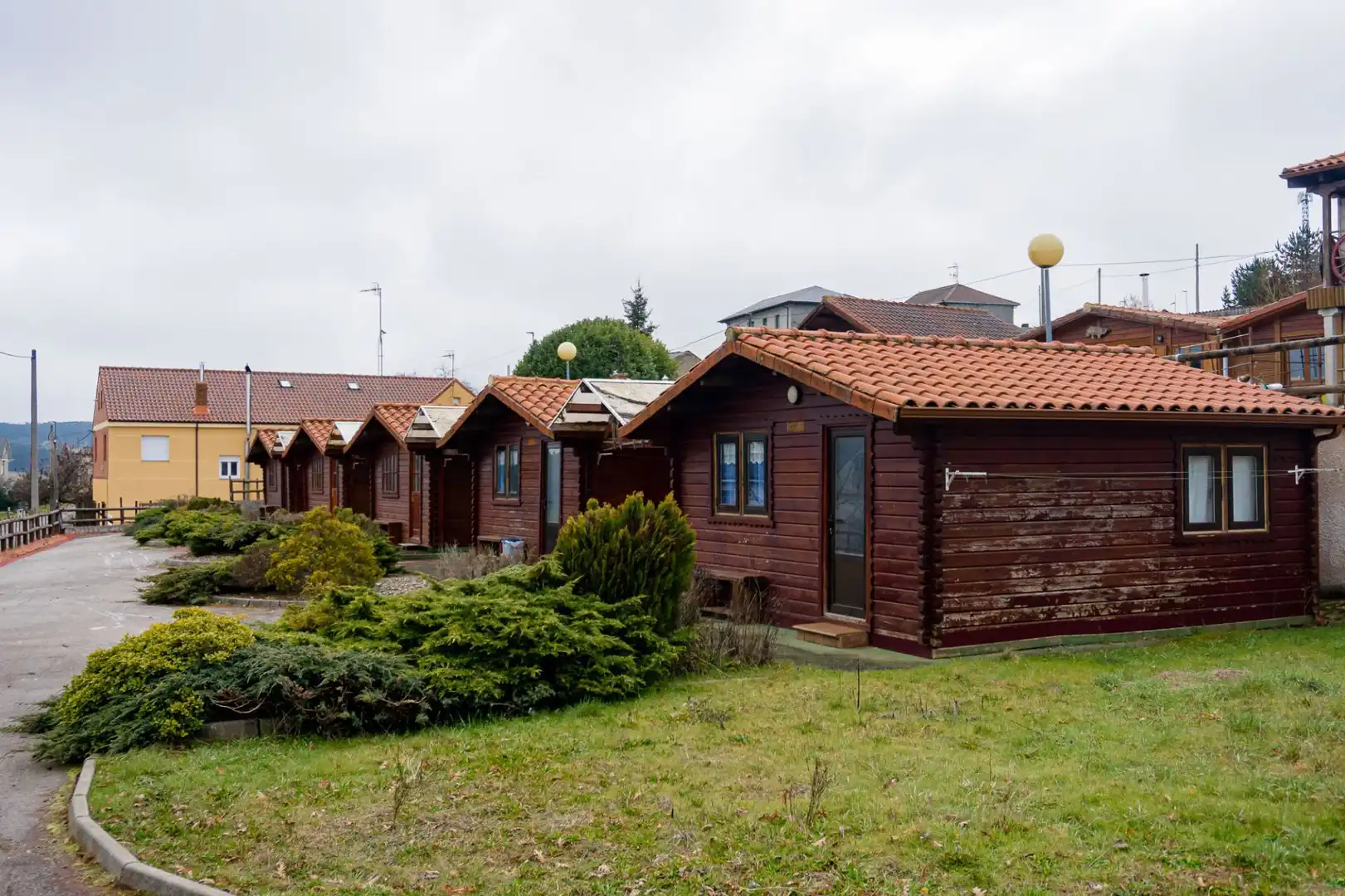 Vista exterior de Casa o xalet en venda en Villagatón amb Aire condicionat, Calefacció i Jardí privat