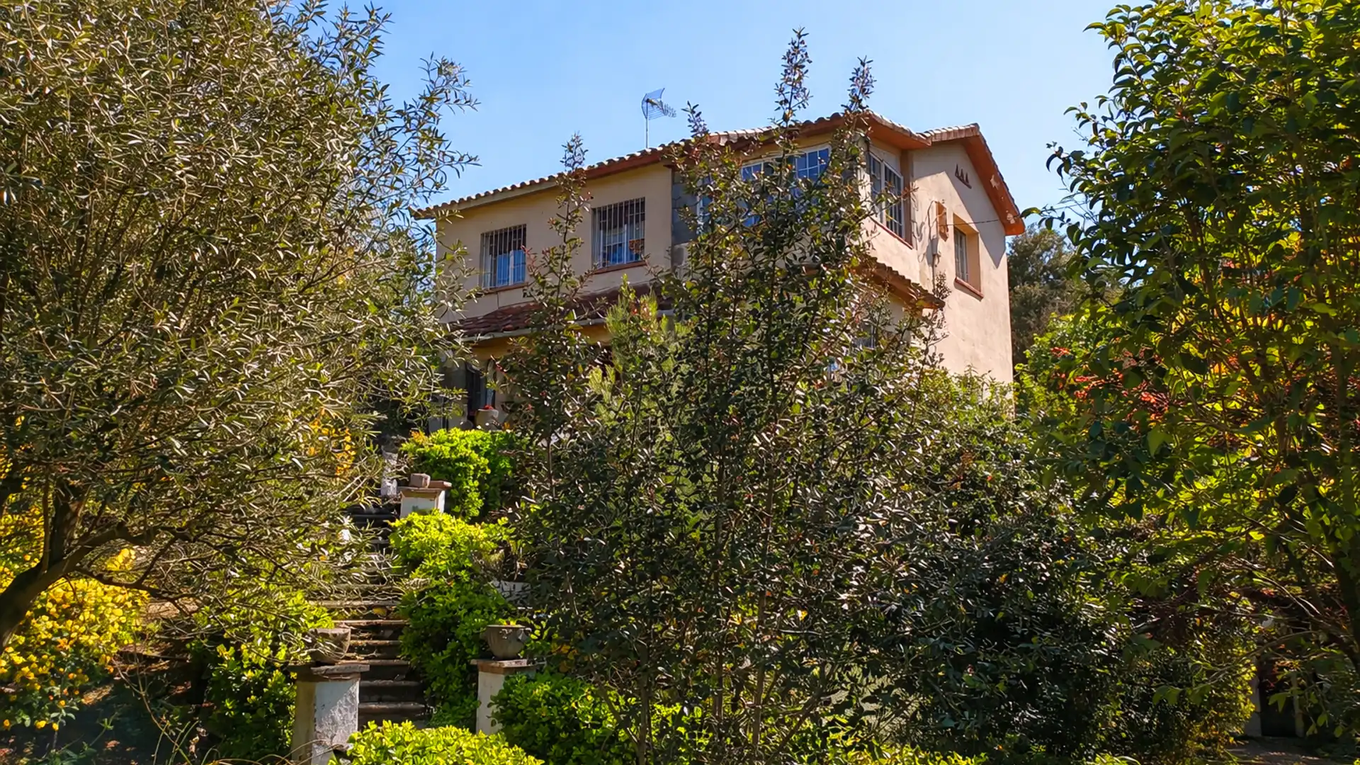 Vista exterior de Casa o chalet en venta en Sant Cugat del Vallès con Calefacción, Jardín privado y Parquet