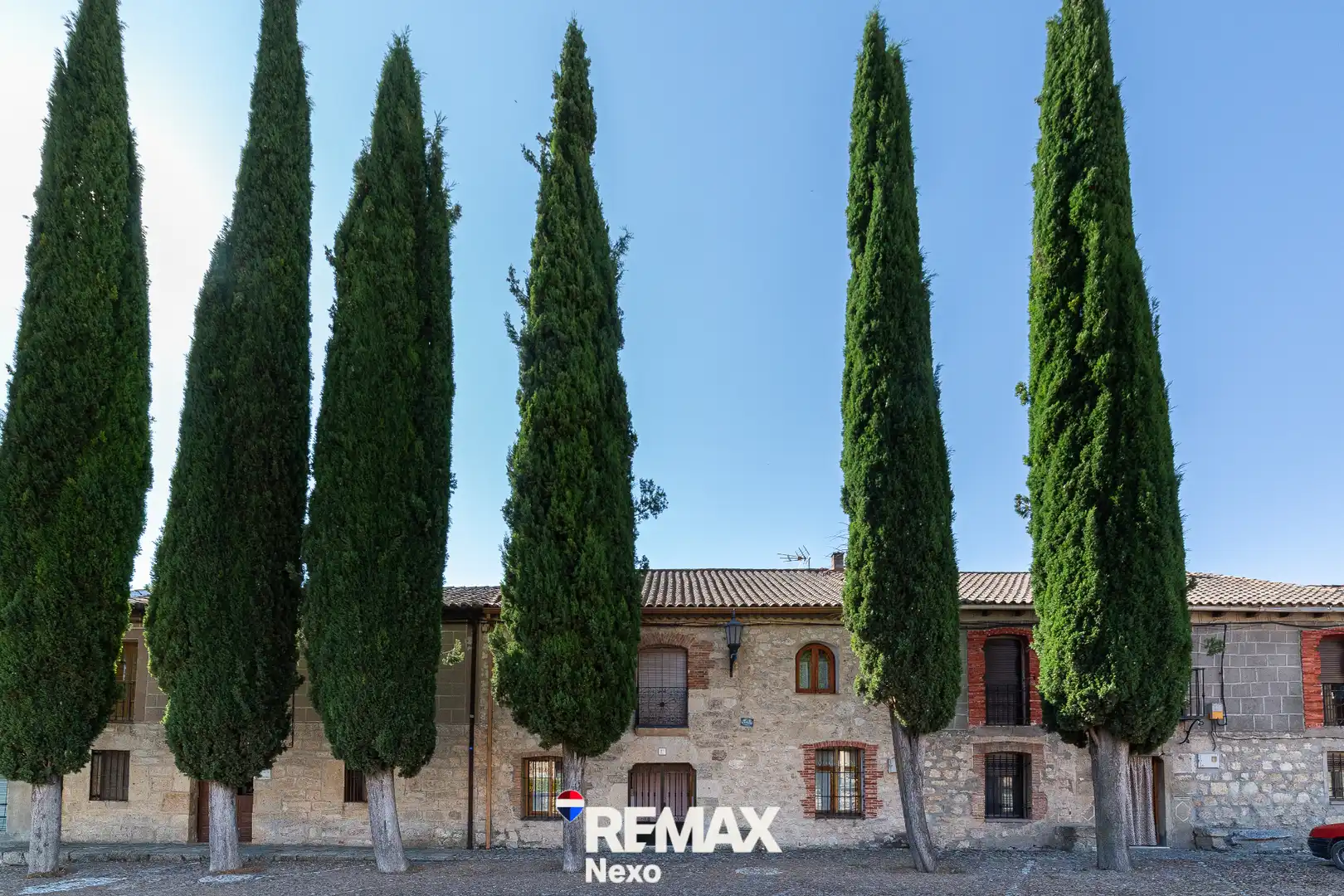 Vista exterior de Casa adosada en venda en Wamba amb Calefacció, Jardí privat i Terrassa