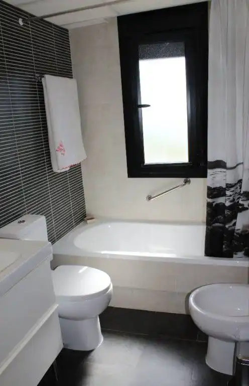 Baño de Apartamento de alquiler en Ciudad Real con Aire acondicionado y Calefacción