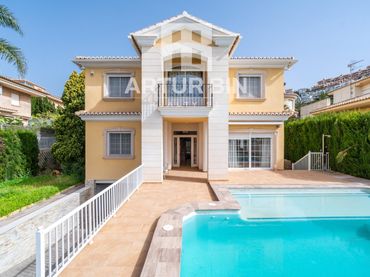 Chalet con balcón en venta en El Faro