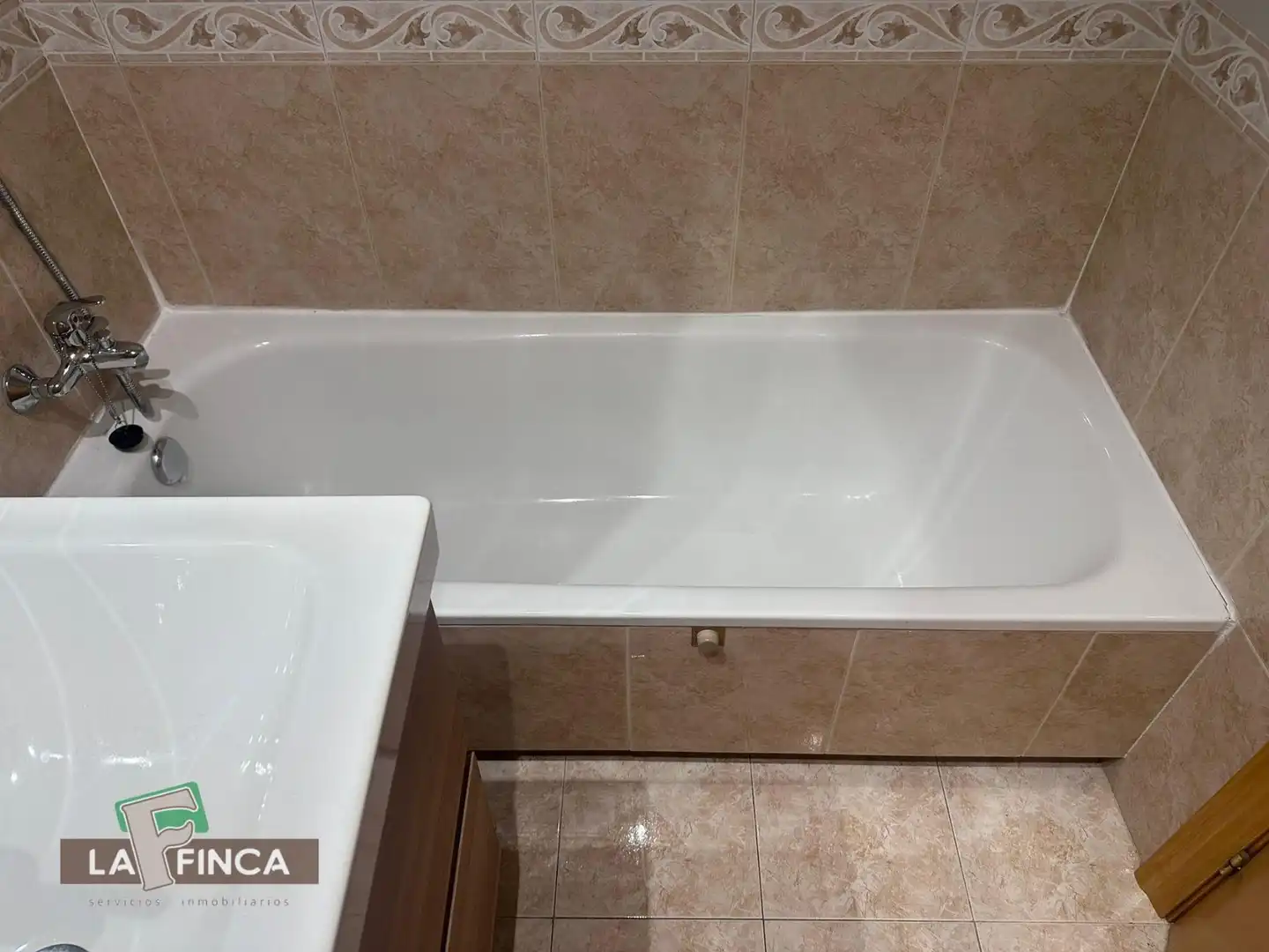 Bany de Pis en venda en Oviedo  amb Calefacció, Parquet i Traster