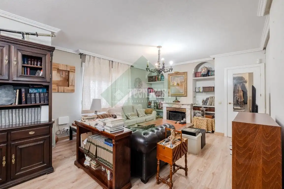 Sala de estar de Casa adosada en venta en Serranillos del Valle con Calefacción y Jardín privado