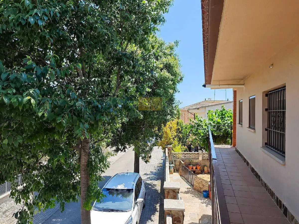 Vista exterior de Casa o xalet en venda en Vilanova i la Geltrú amb Calefacció, Jardí privat i Terrassa