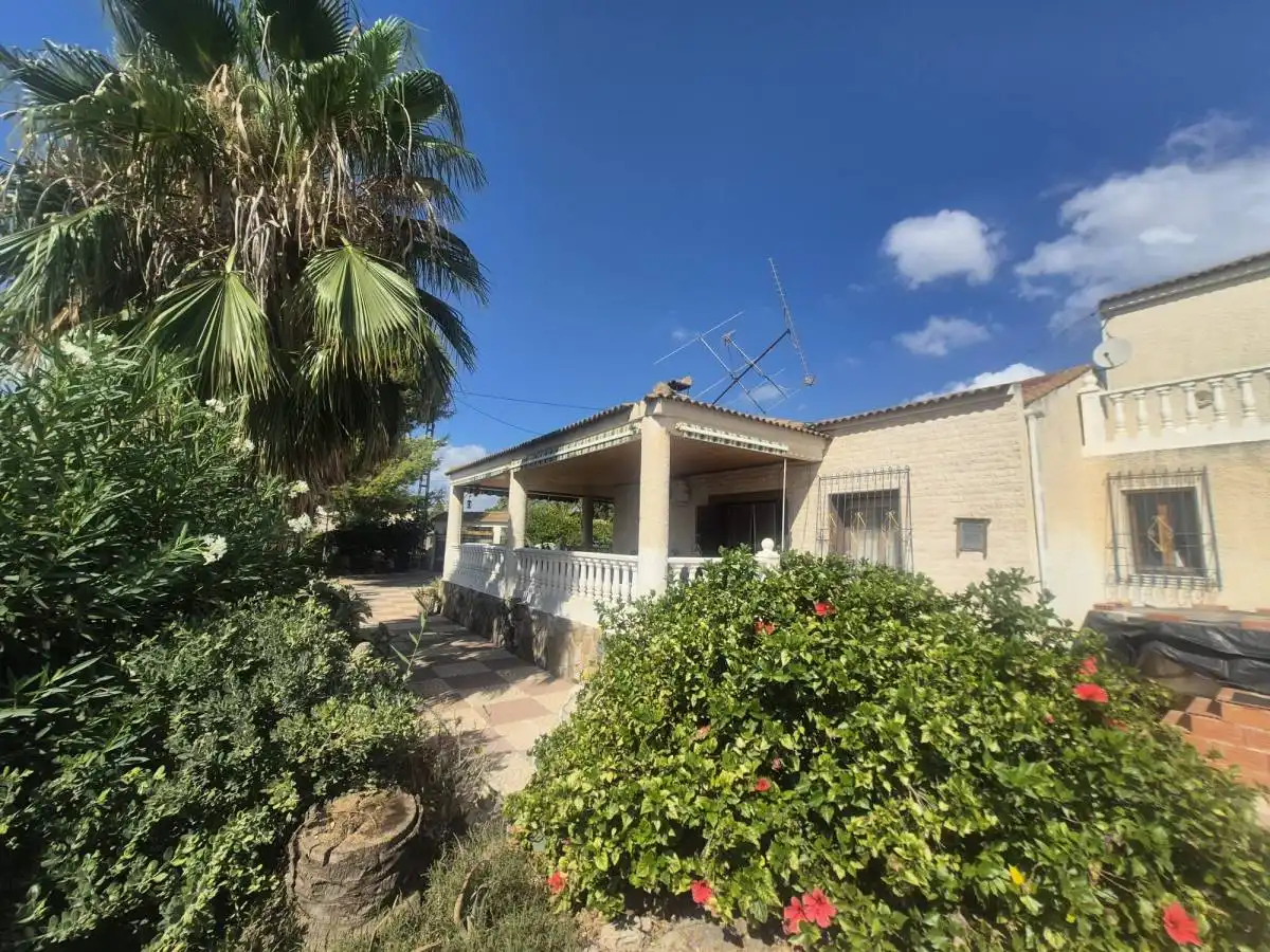 Vista exterior de Casa o xalet de lloguer en Crevillent amb Calefacció, Terrassa i Piscina