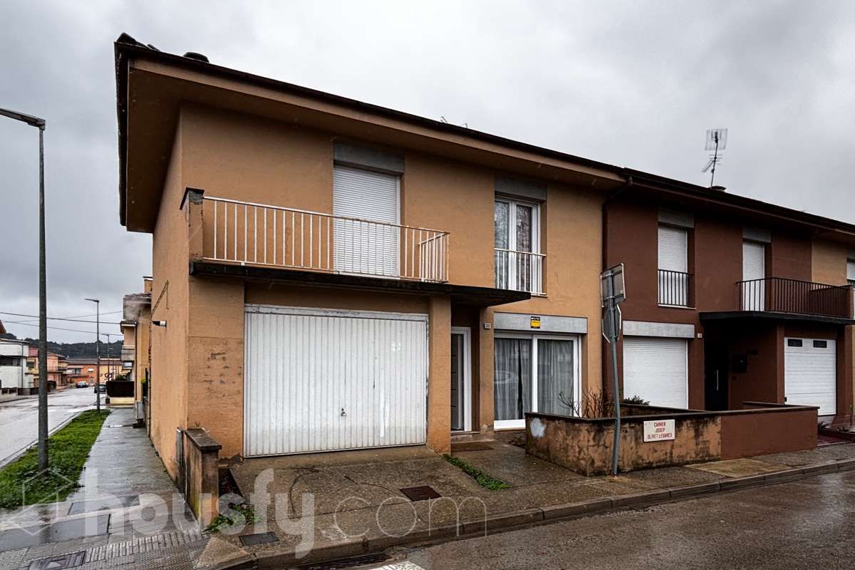 Vista exterior de Casa o xalet en venda en Olot amb Calefacció, Jardí privat i Parquet