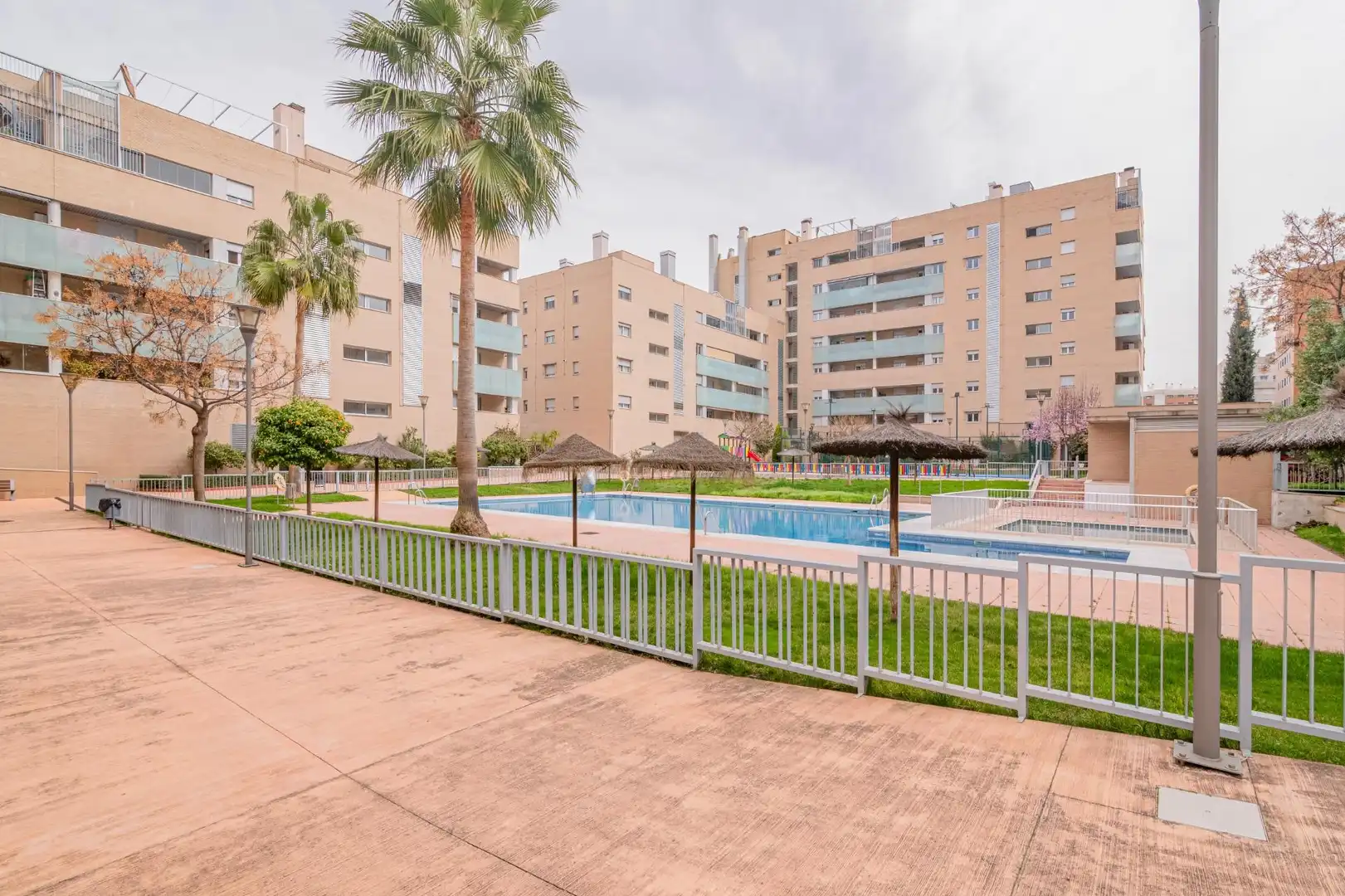 Piscina de Pis en venda en Granada amb Aire condicionat, Calefacció i Jardí privat