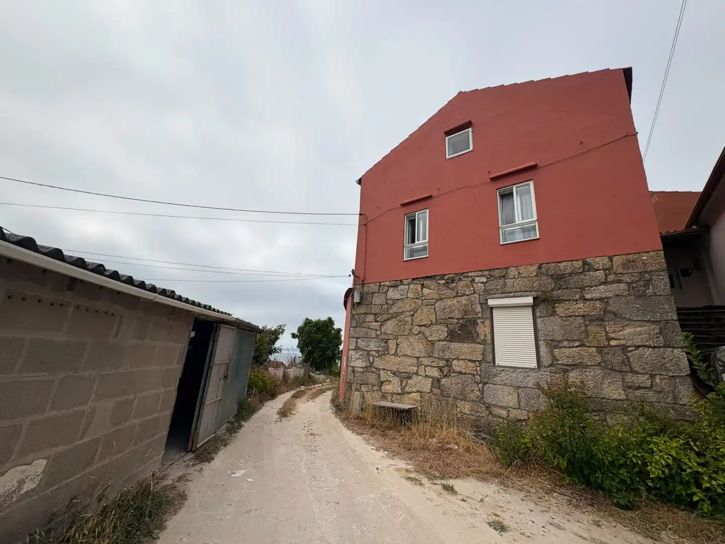 Vista exterior de Casa adosada en venda en Vigo  amb Jardí privat, Terrassa i Traster