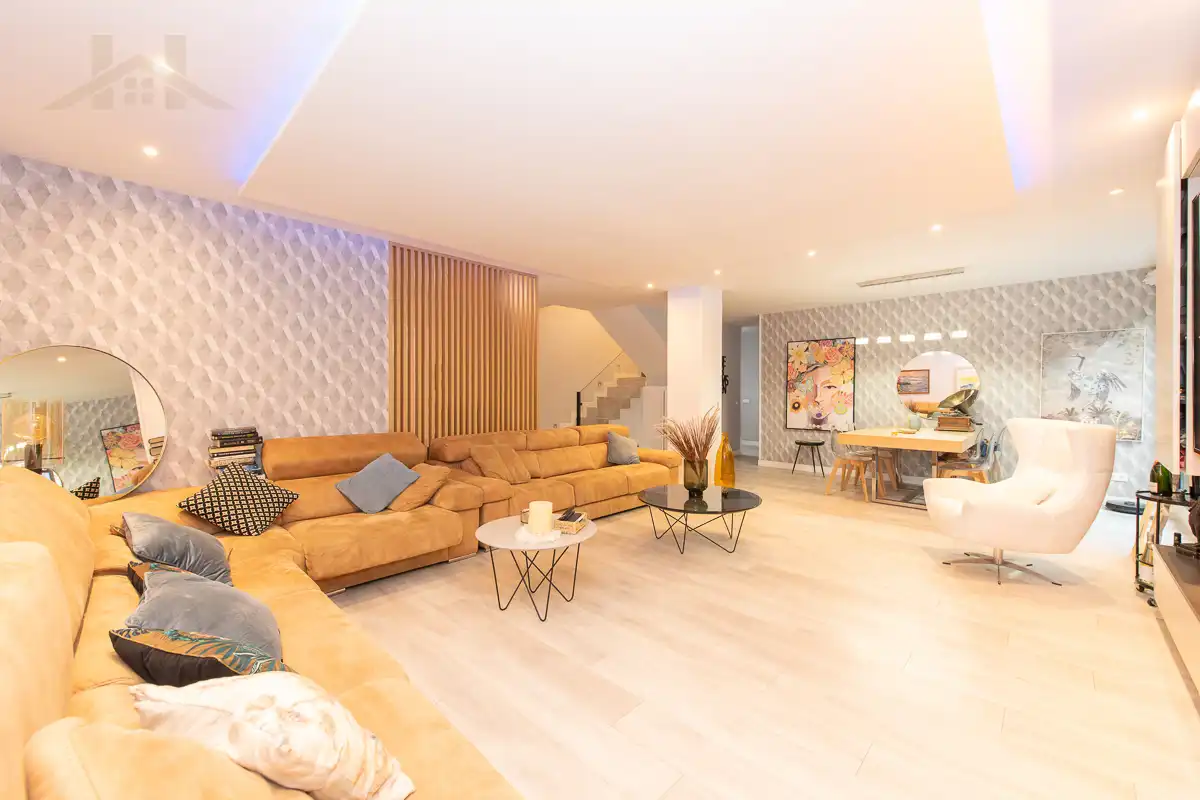 Sala d'estar de Dúplex en venda en Boadilla del Monte amb Aire condicionat, Jardí privat i Traster