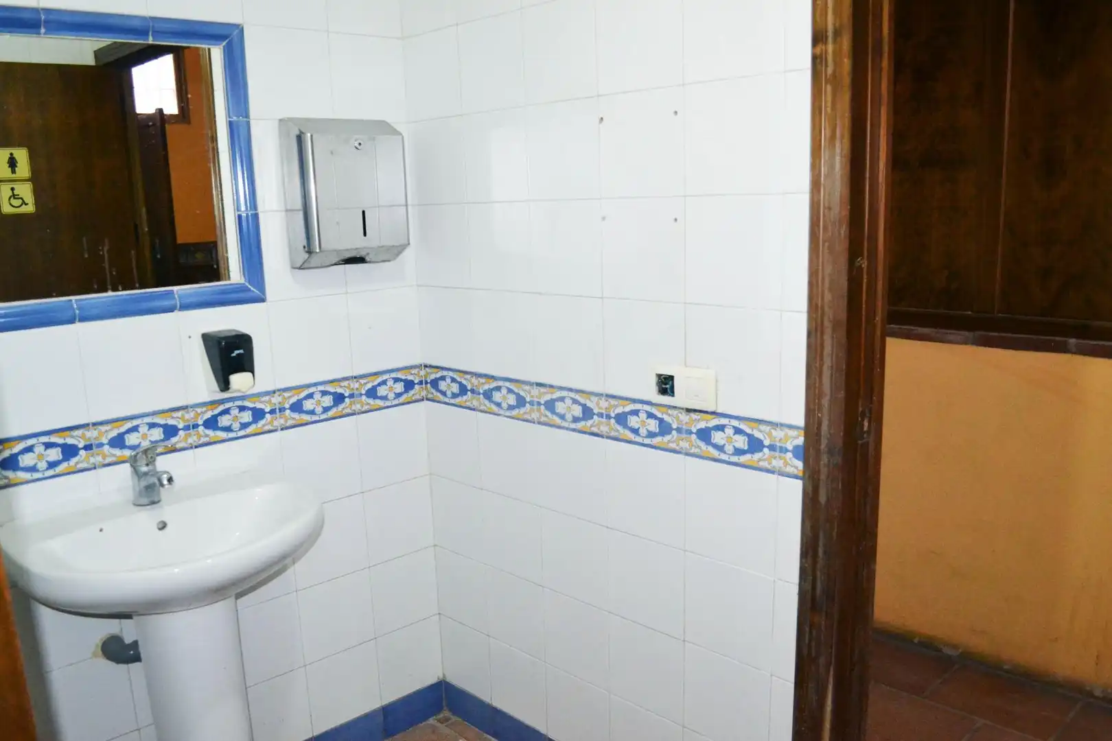 Baño de Local de alquiler en Algeciras con Aire acondicionado y Amueblado