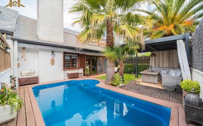 Piscina de Casa adosada en venda en Valdemorillo amb Aire condicionat, Calefacció i Jardí privat