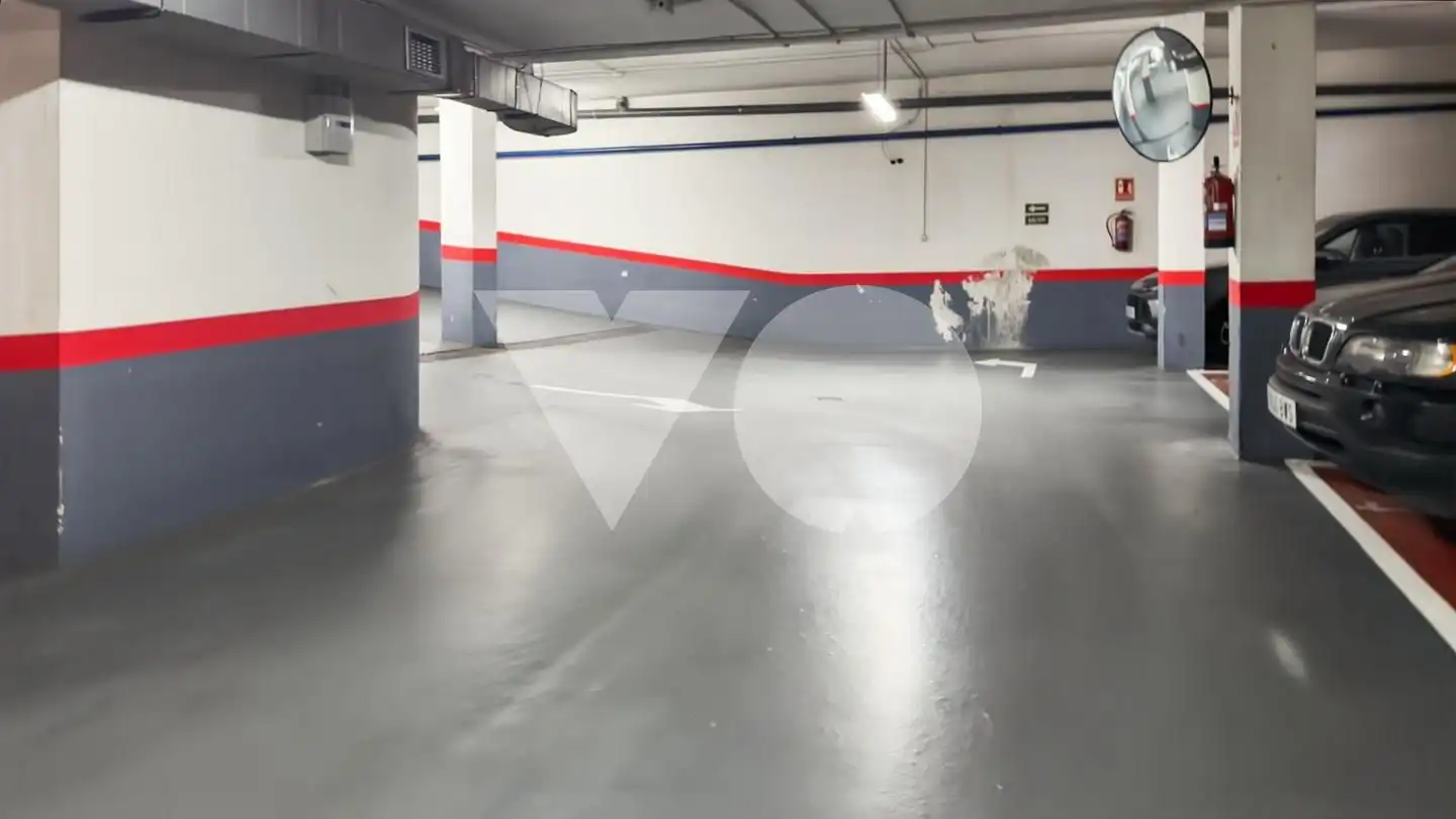 Aparcament de Pis en venda en Madrid amb Calefacció, Traster i Piscina