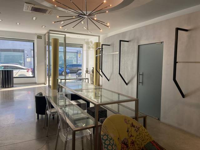 Local comercial en Alquiler en Palmete