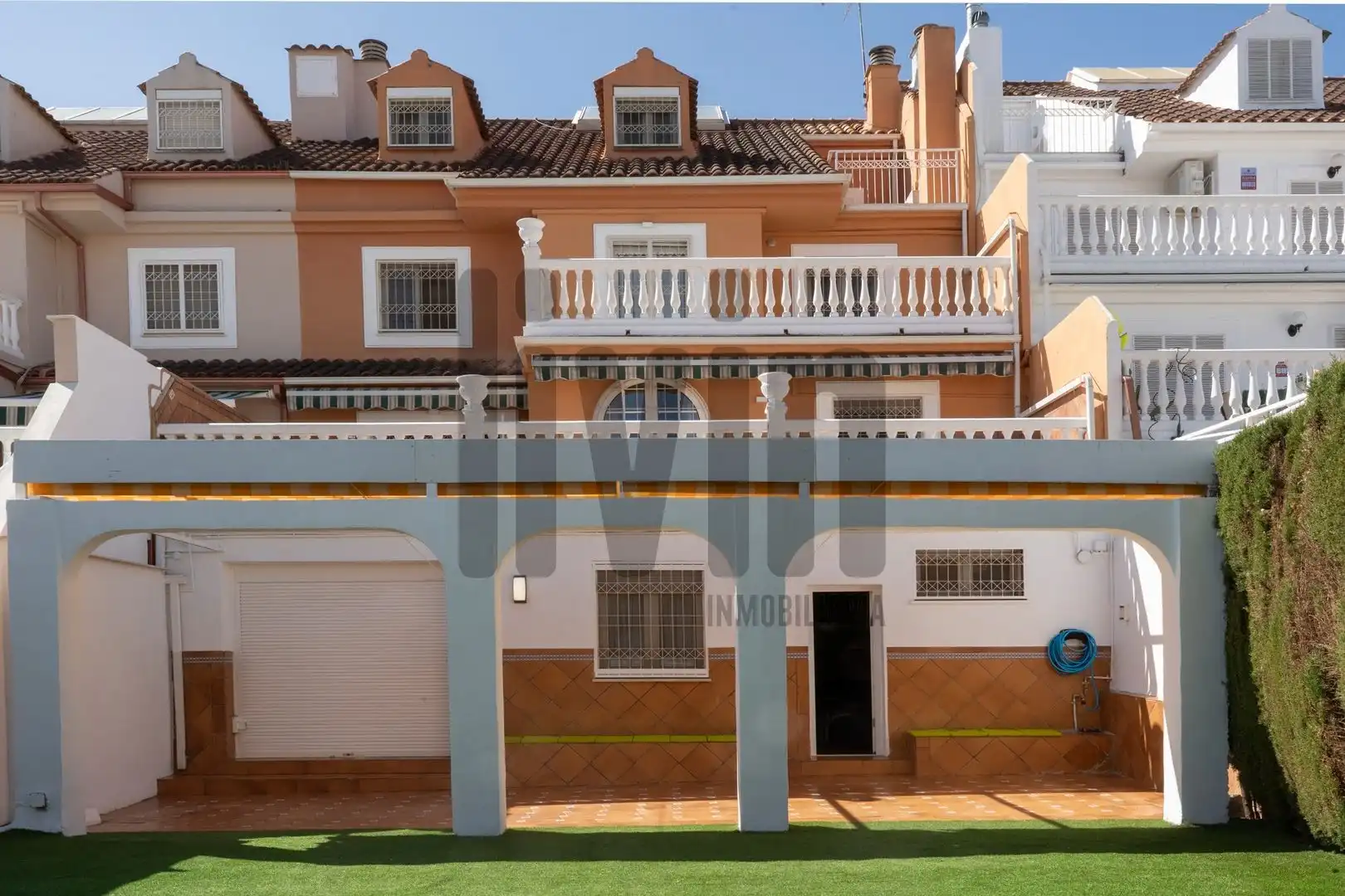 Vista exterior de Casa adosada en venda en Jaén amb Aire condicionat, Calefacció i Jardí privat