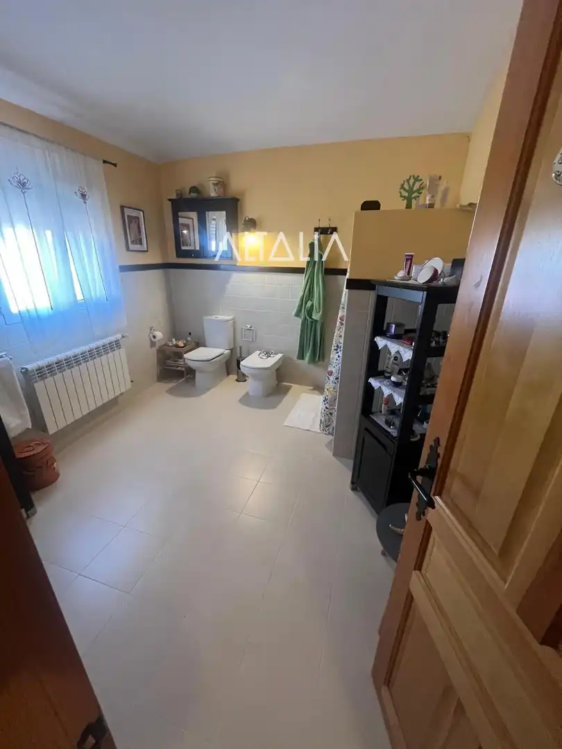 Bany de Casa o xalet en venda en Torrejoncillo del Rey amb Calefacció, Terrassa i Alarma