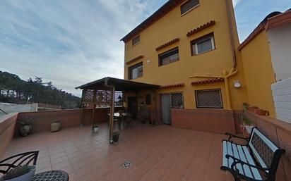 Vista exterior de Casa adosada en venda en Piera amb Terrassa i Balcó