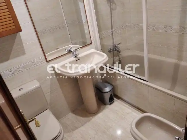 Wohnung zur Miete in Calle LOS PINOS, Prado Santo Domingo - Ensanche