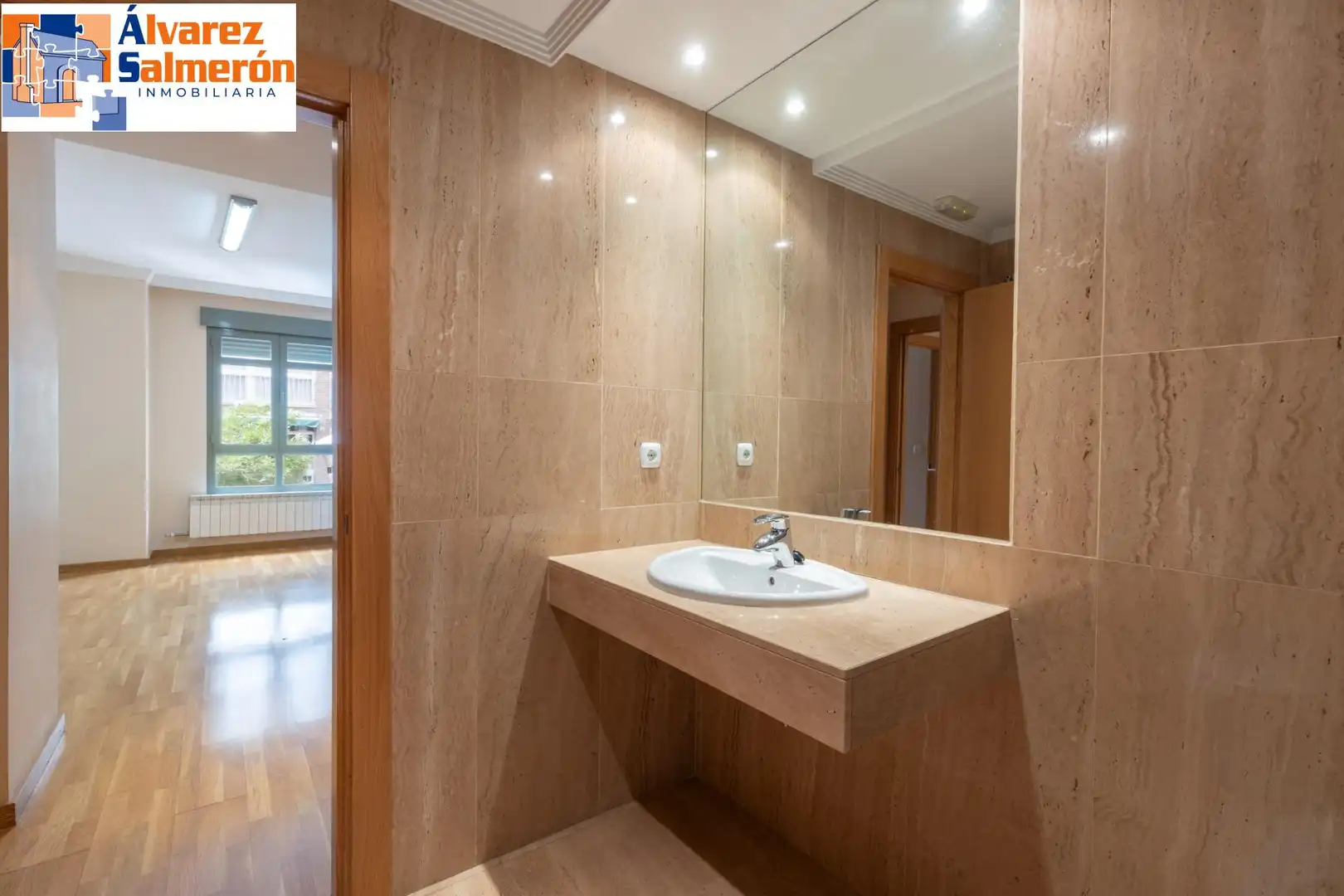 Bathroom of Flat for sale in Granada  with Air Conditioner and Heating